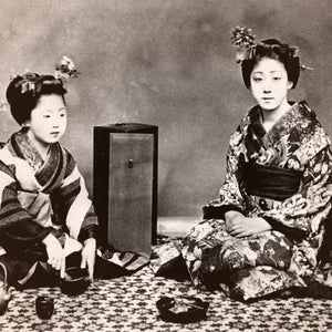Cherigan - Adhara Oud historische Schwarz-Weiß-Aufnahme japanischer Frauen in traditioneller Kleidung bei Teezeremonie