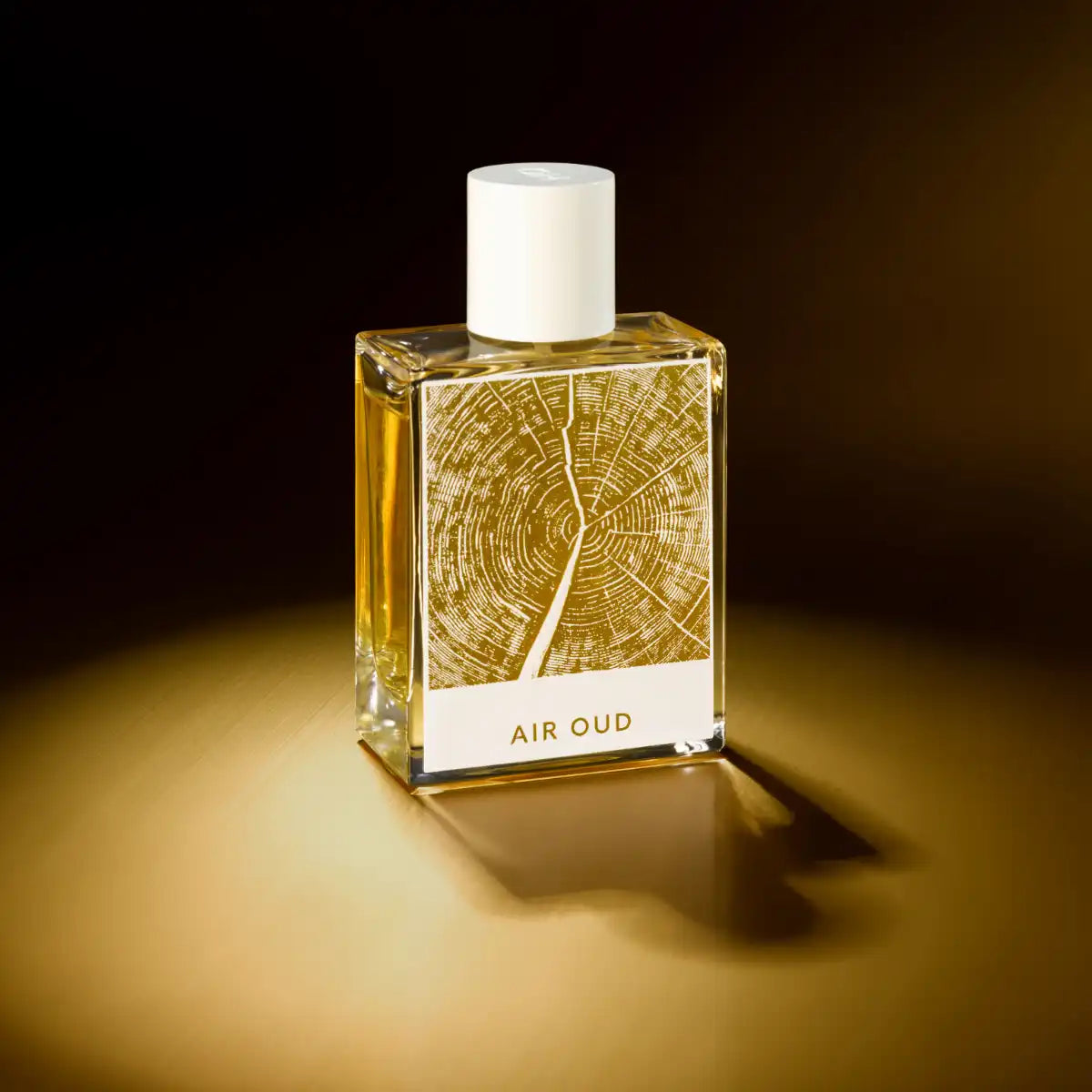 OHTOP - Air Oud Parfumflasche mit Holzschnitt-Design vor warmem Hintergrund für edlen Duftgenuss