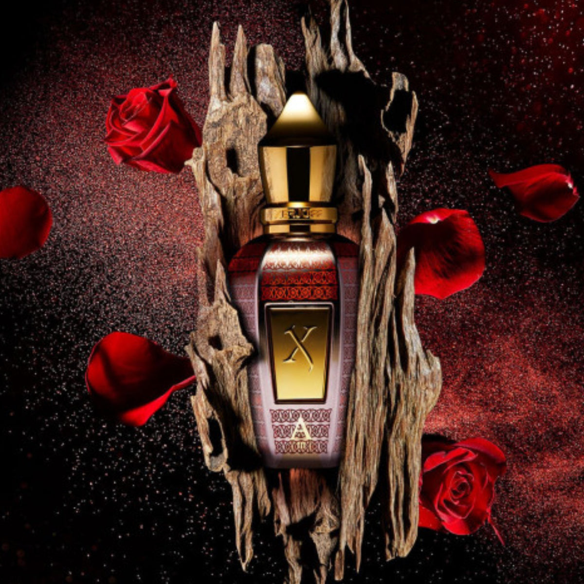 Xerjoff - Oud Stars - Alexandria III Parfumflakon mit goldfarbenem Verschluss umgeben von Rosen und Holztextur