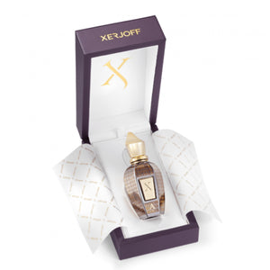 Xerjoff - Oud Stars - Alexandria III edler Parfumflakon in Prunkverpackung mit goldenen Details auf weißem Hintergrund
