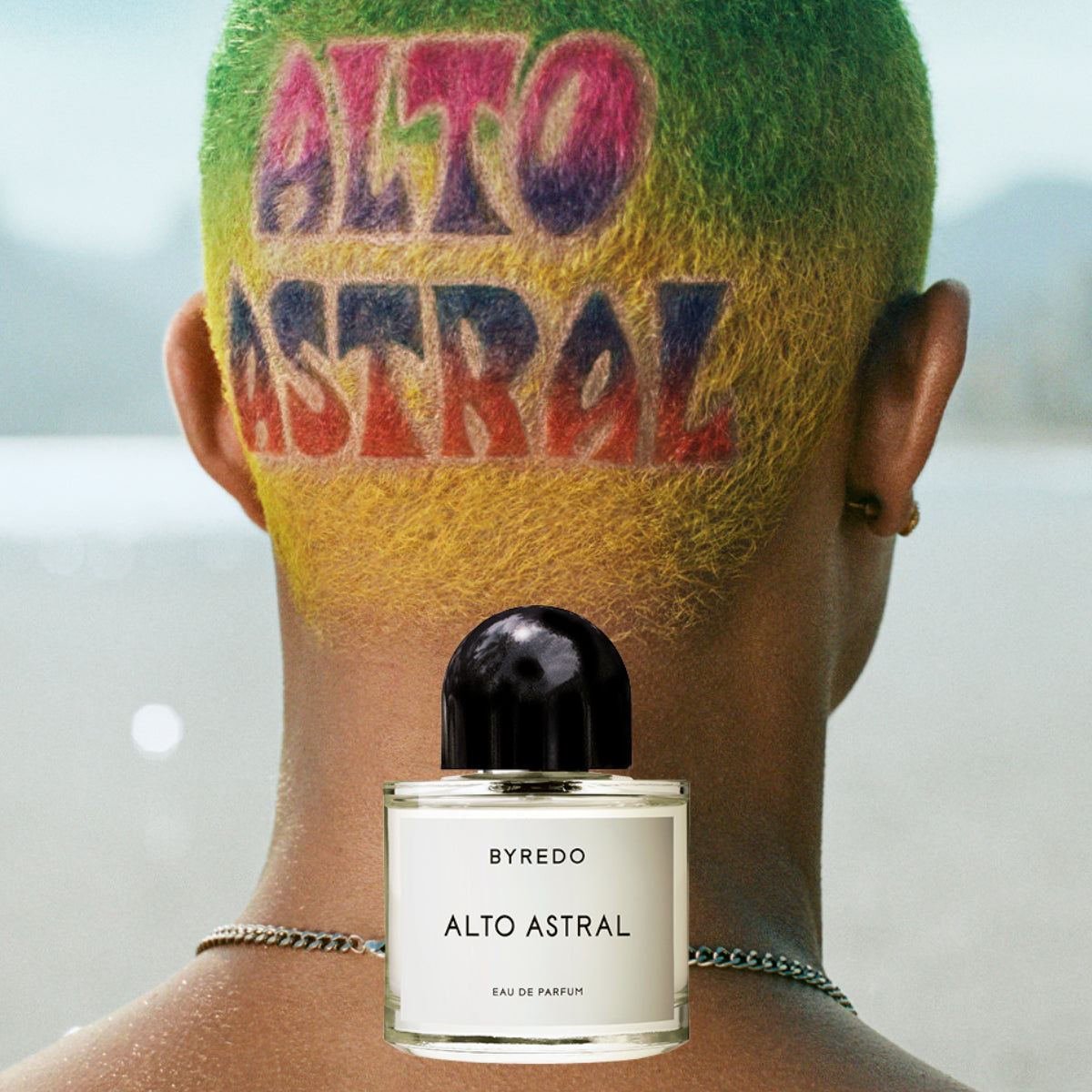 Byredo - Alto Astral Parfumflakon vor Kopf mit farbenfrohem Haarschnitt und Schriftzug im Freien