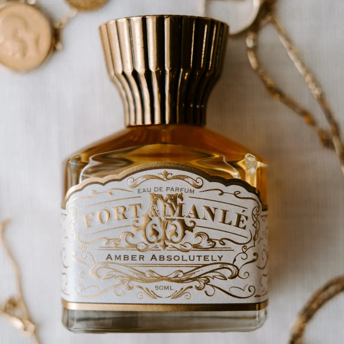 Fort & Manlé - Amber Absolutely Parfüm mit kunstvollem, weiß-goldenem Etikett und dekorativem goldfarbenem Verschluss