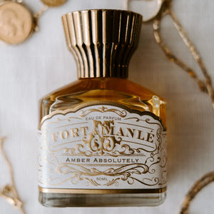 Fort & Manlé - Amber Absolutely Parfüm mit kunstvollem, weiß-goldenem Etikett und dekorativem goldfarbenem Verschluss