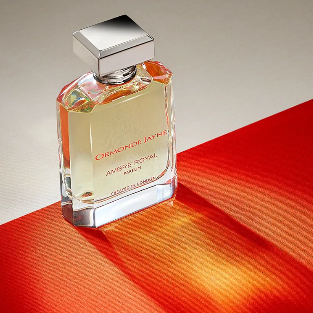Ormonde Jayne - Ambre Royal Parfümflakon mit klarem Glas und warm bernsteinfarbener Flüssigkeit im eleganten Design