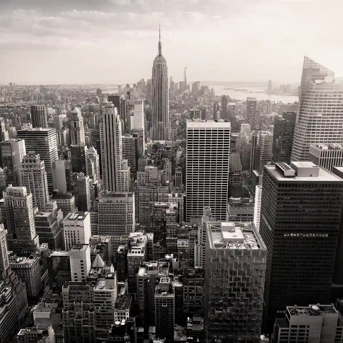 Gravel - American Dream Schwarzweißaufnahme der Skyline von New York City mit dem Empire State Building im Zentrum
