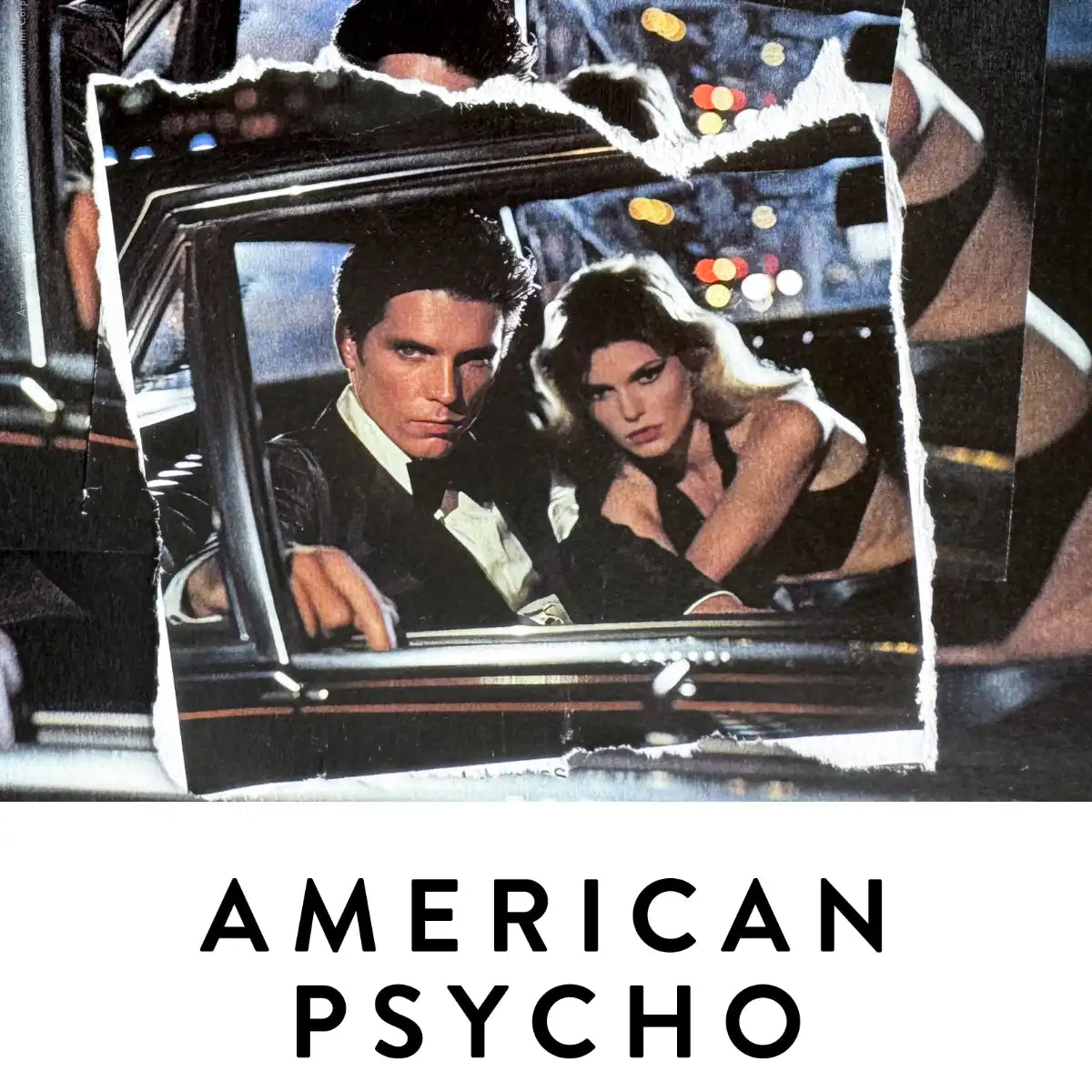 19-69 - American Psycho Szene mit Mann im Anzug und Frau im Auto vor unscharfen Lichtern bei Nacht