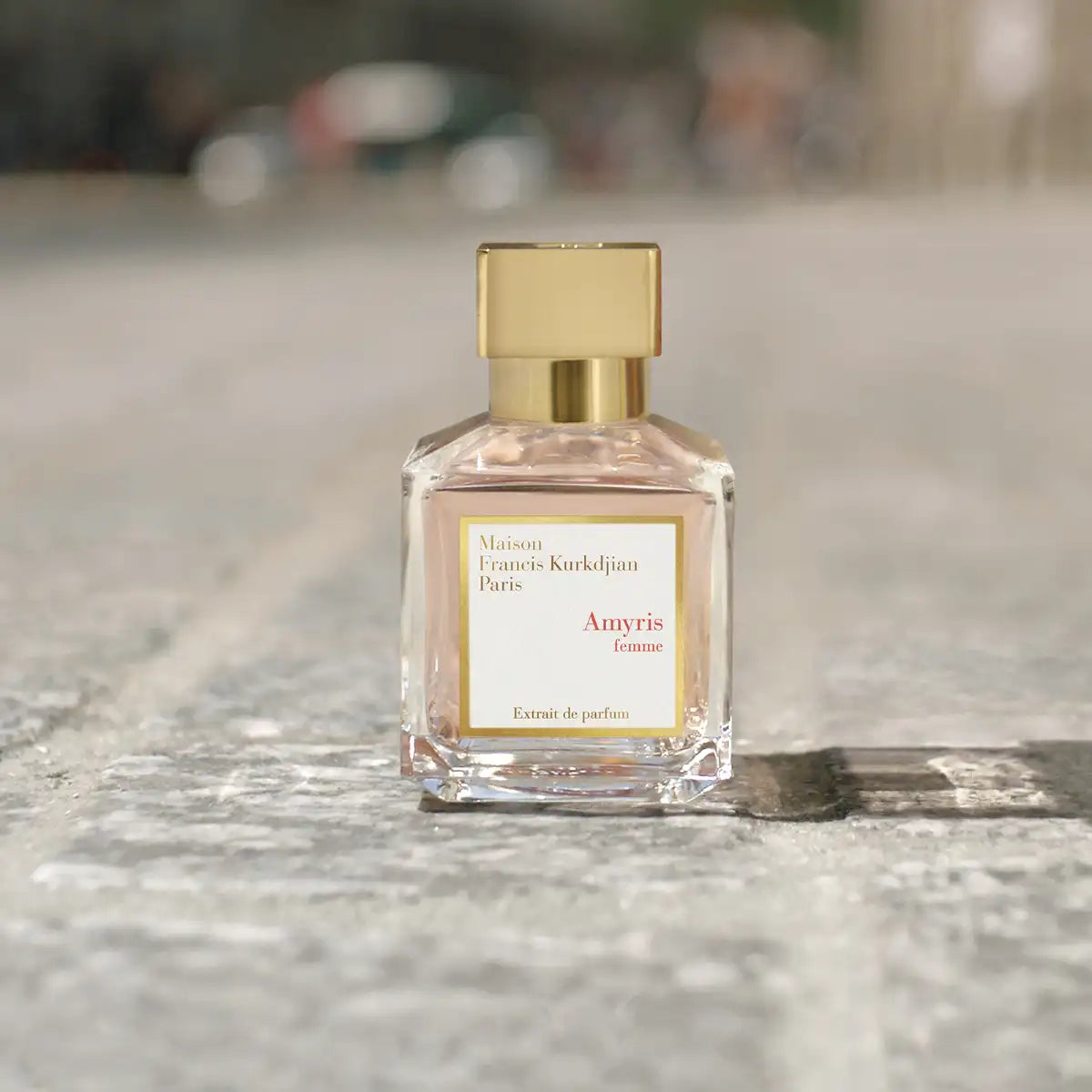 Maison Francis Kurkdjian Paris - Amyris Femme - Extrait de Parfum mit elegantem goldfarbenem Verschluss auf steinigem Untergrund