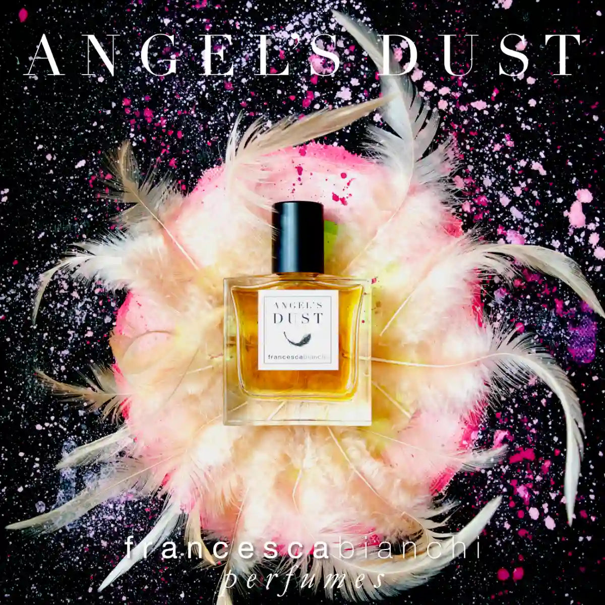 Francesca Bianchi - Angel's Dust Duftflakon mit bernsteinfarbener Flüssigkeit und schwarzen Verschluss umgeben von Federn