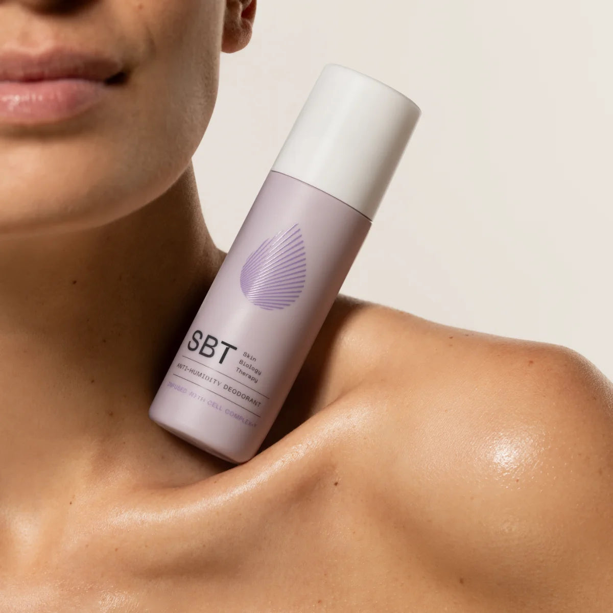 SBT - Body - Anti Humidity Deodorant in zartlila Flasche auf Schulter für nachhaltigen Schutz und frische Hautpflege