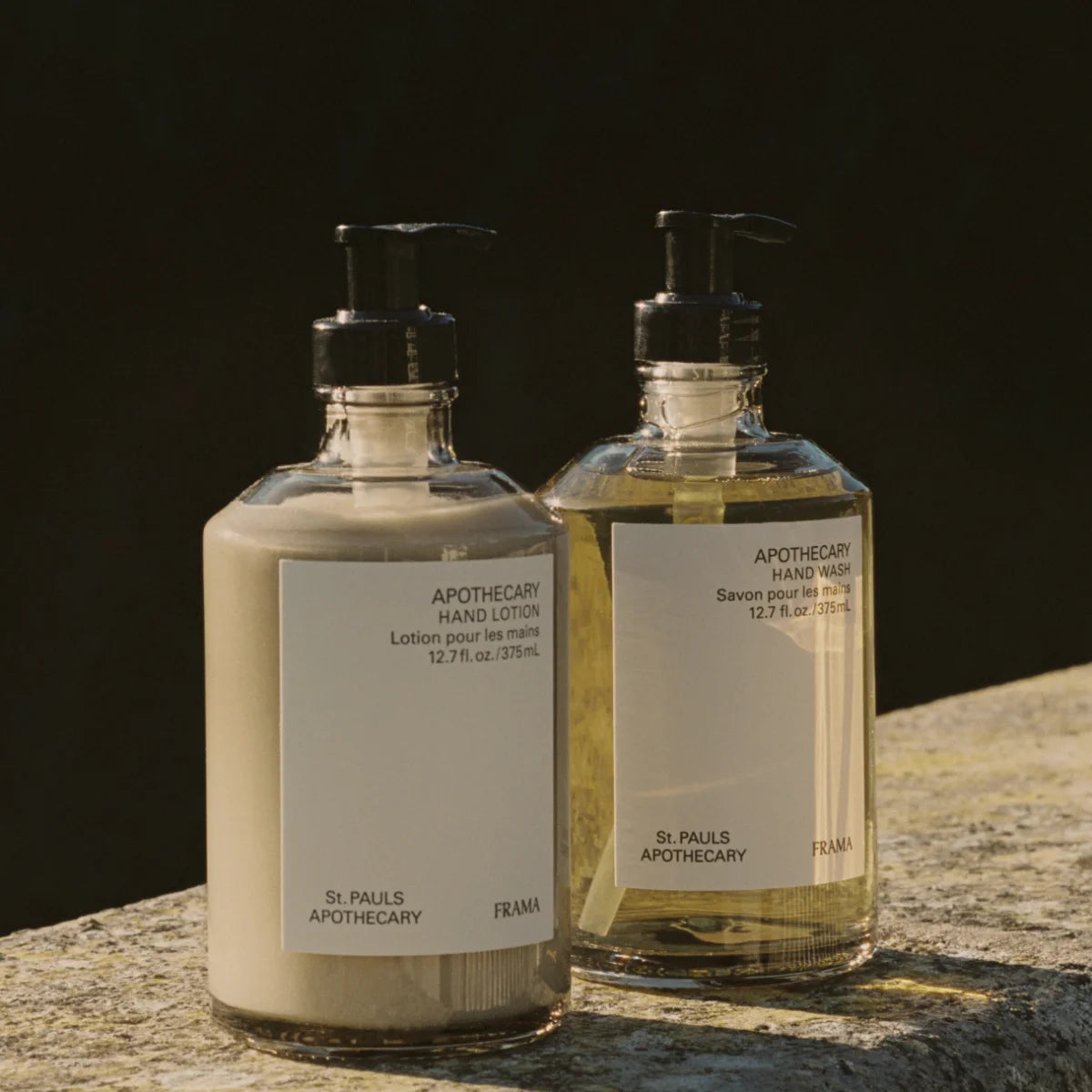 FRAMA - Apothecary - Hand Lotion im klaren Glasflakon mit schwarzem Pumpspender in natürlichem Licht