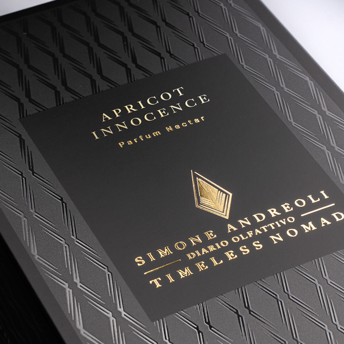 Simone Andreoli - Apricot Innocence schwarze Verpackung mit goldener Prägung und elegantem Muster im Hintergrund