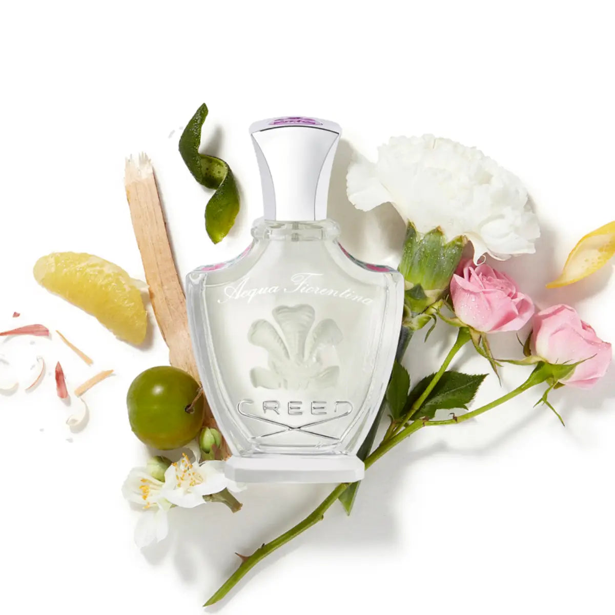 Creed - Acqua Fiorentina Parfumflakon mit klarer Glasflasche und zartem floralem Design, umgeben von frischen Blüten und Früchten