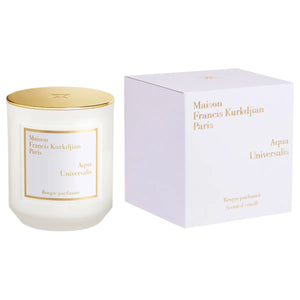 Maison Francis Kurkdjian Paris - Aqua Universalis - Duftkerze mit weißem Glas und edlem goldfarbenem Deckel neben Verpackung