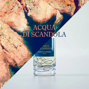 Parfum d'Empire - Acqua di Scandola Parfumflakon mit klarem Glas und blauem Etikett vor hellgrauem Hintergrund
