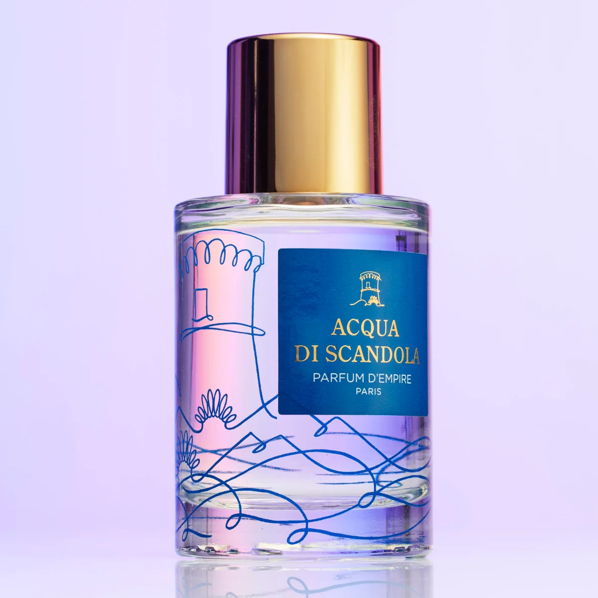 Parfum d'Empire - Acqua di Scandola Parfumflakon mit goldenem Verschluss und blauem Etikett vor hellviolettem Hintergrund