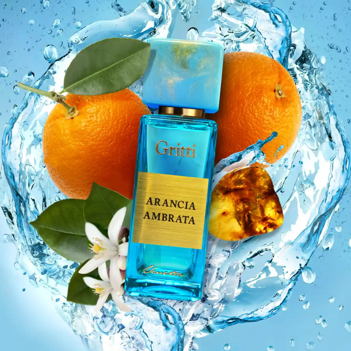 Gritti - Smaragd Collection - Arancia Ambrata Parfumflakon in türkisblau mit goldfarbenem Etikett vor spritzendem Wasser und Orangen