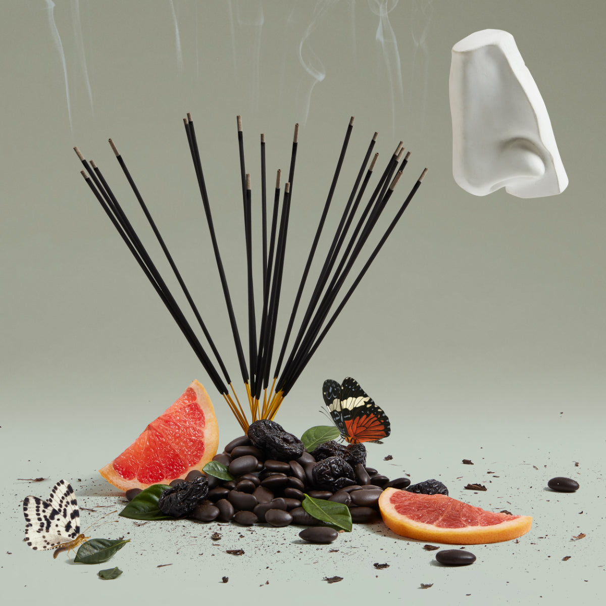Penhaligon's - Portraits - The World According to Arthur Arrangement mit Räucherstäbchen, Grapefruit und Schmetterlingen vor hellem Hintergrund
