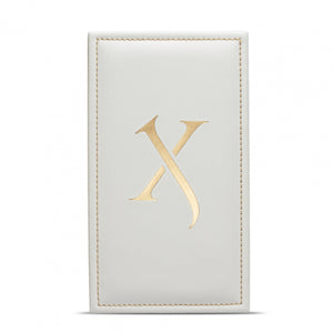 Xerjoff - K Blue Collection - Astaral zeigt weiße Lederbox mit elegantem goldfarbenem X-Logo und feiner Nahtverarbeitung