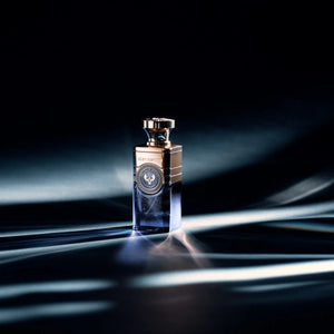 Electimuss - Astrum Nova Flakon mit tiefblauem Glas und elegantem goldfarbenem Verschluss in geheimnisvollem Lichtspiel