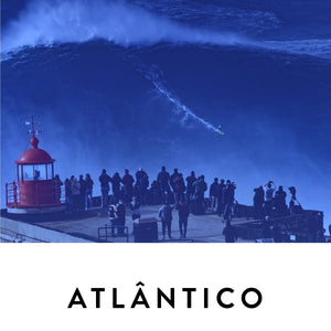 19-69 - Atlantico - Surfer vor riesiger Welle und Beobachtergruppe an rotem Leuchtturm unter blauem Himmel