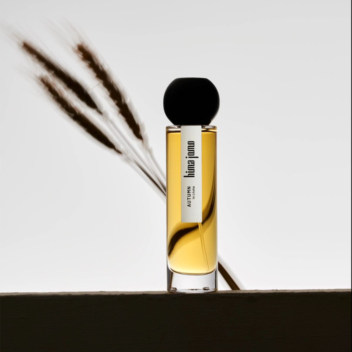 Hima Jomo - Seasons - Autumn in Lhoka eleganter Parfumflakon mit schwarzem rundem Deckel vor neutralem Hintergrund