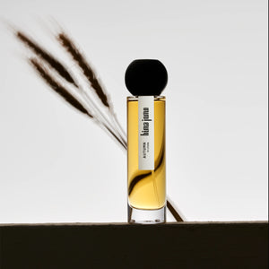 Hima Jomo - Seasons - Autumn in Lhoka eleganter Parfumflakon mit schwarzem rundem Deckel vor neutralem Hintergrund