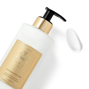 Creed - Aventus for Her - Hand & Body Lotion mit schwarzer Pumpe und goldfarbenem Etikett auf weißem Flakon