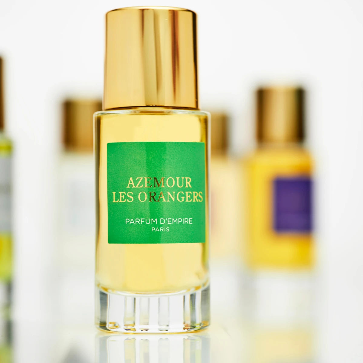 Parfum d'Empire - Azemour Les Orangers Glasflakon mit grünem Etikett und goldenem Verschluss auf hellem Hintergrund