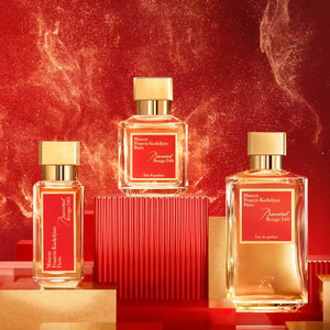Maison Francis Kurkdjian Paris - Baccarat Rouge 540 drei edle Flakons mit rotem Etikett und goldenen Verschlüssen auf rotem Hintergrund