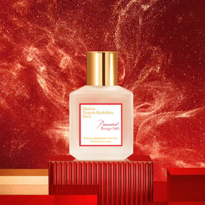 Maison Francis Kurkdjian Paris - Baccarat Rouge 540 - Hair Mist in mattem Flakon mit goldenem Verschluss vor funkelndem rotem Hintergrund
