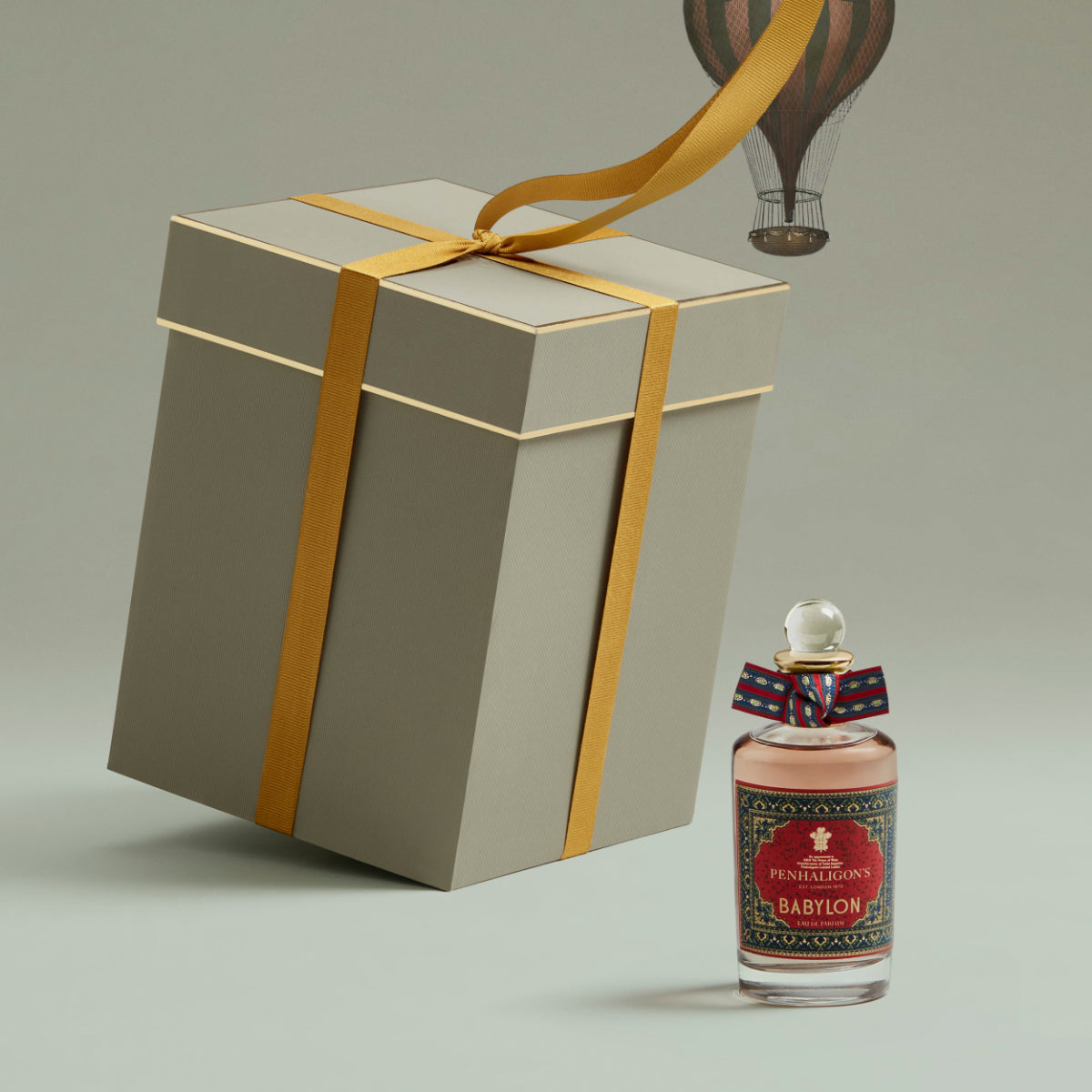 Penhaligon's - Trade Routes - Babylon Flakon mit orientalischem Etikett neben edler Geschenkbox mit goldener Schleife