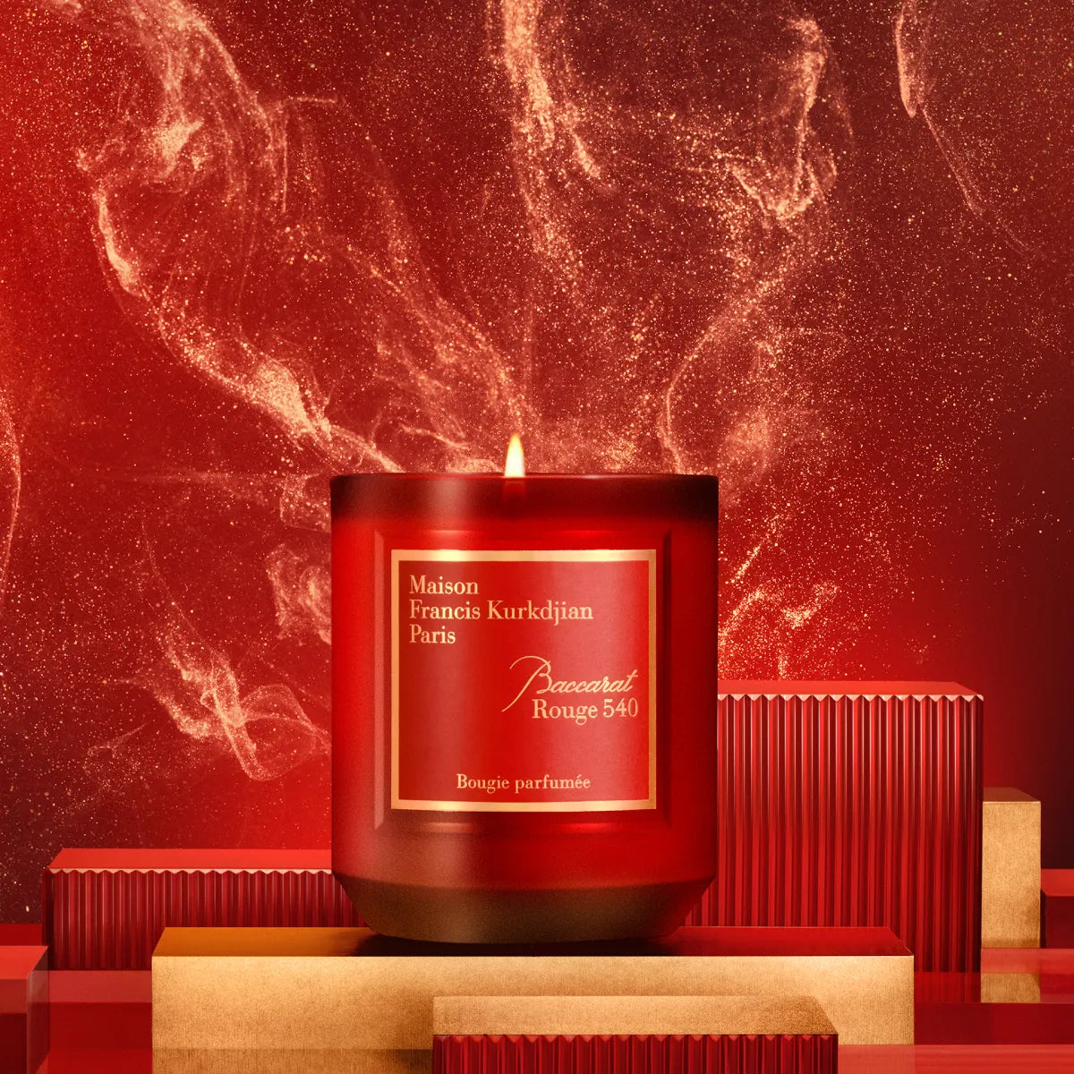 Maison Francis Kurkdjian Paris - Baccarat Rouge 540 - Duftkerze im roten Glas mit brennender Flamme und goldfarbenem Etikett