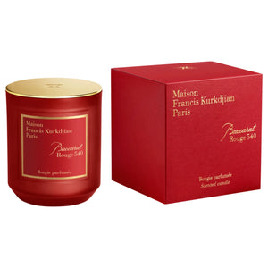 Maison Francis Kurkdjian Paris - Baccarat Rouge 540 - Duftkerze im roten Behälter mit passender Verpackung in Rot und Goldschrift