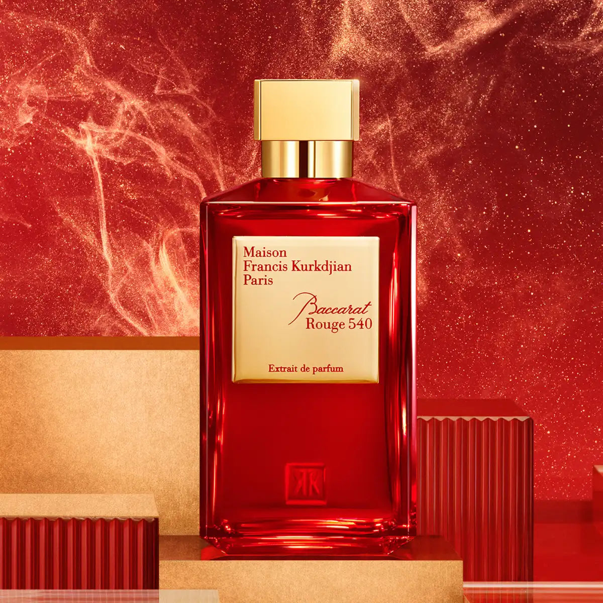 Maison Francis Kurkdjian Paris - Baccarat Rouge 540 - Extrait de Parfum in rotem Flakon mit goldenem Verschluss vor feurigem Hintergrund