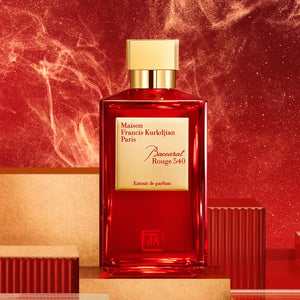 Maison Francis Kurkdjian Paris - Baccarat Rouge 540 - Extrait de Parfum in rotem Flakon mit goldenem Verschluss vor feurigem Hintergrund