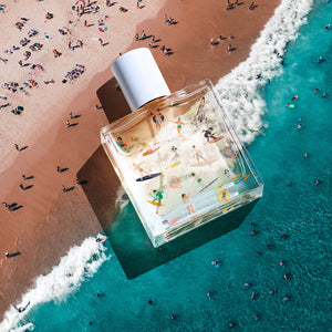 Maison Matine - Bain de Midi Parfumflakon mit sommerlichem Strandmotiv und farbenfroher Surfer-Illustration auf klarem Glas