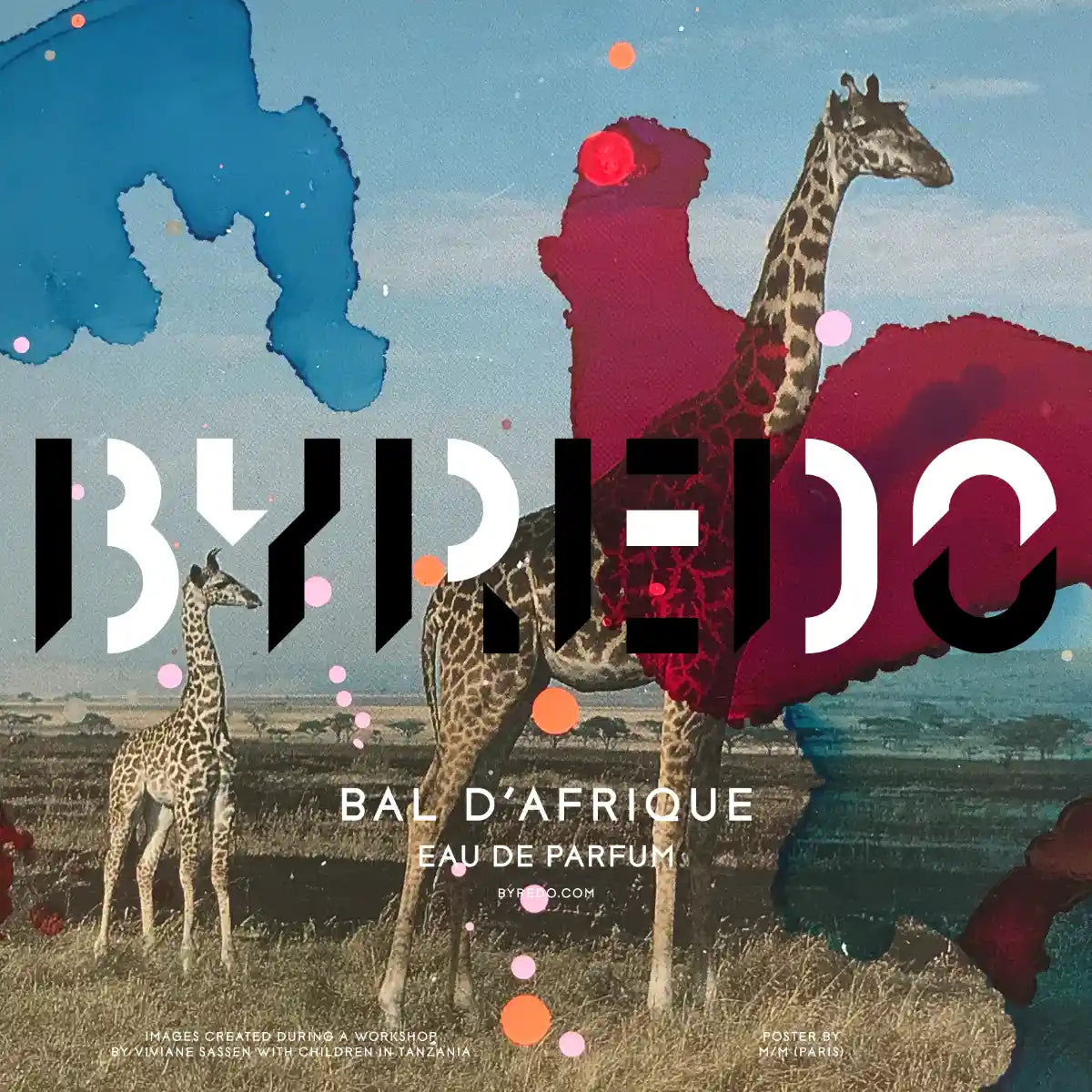 Byredo - Bal d'Afrique Schriftzug über afrikanischer Landschaft mit Giraffen und farbigen Farbspritzern