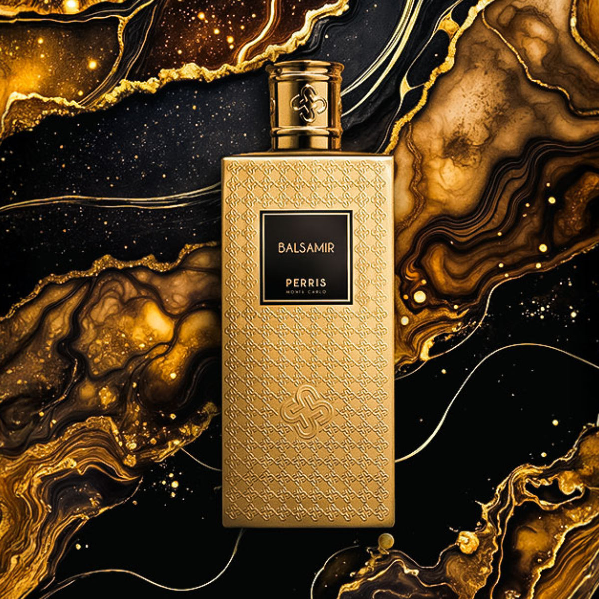 Perris Monte Carlo - Balsamir goldener Flakon mit feinem Muster vor abstraktem Muster in Schwarz und Goldtönen