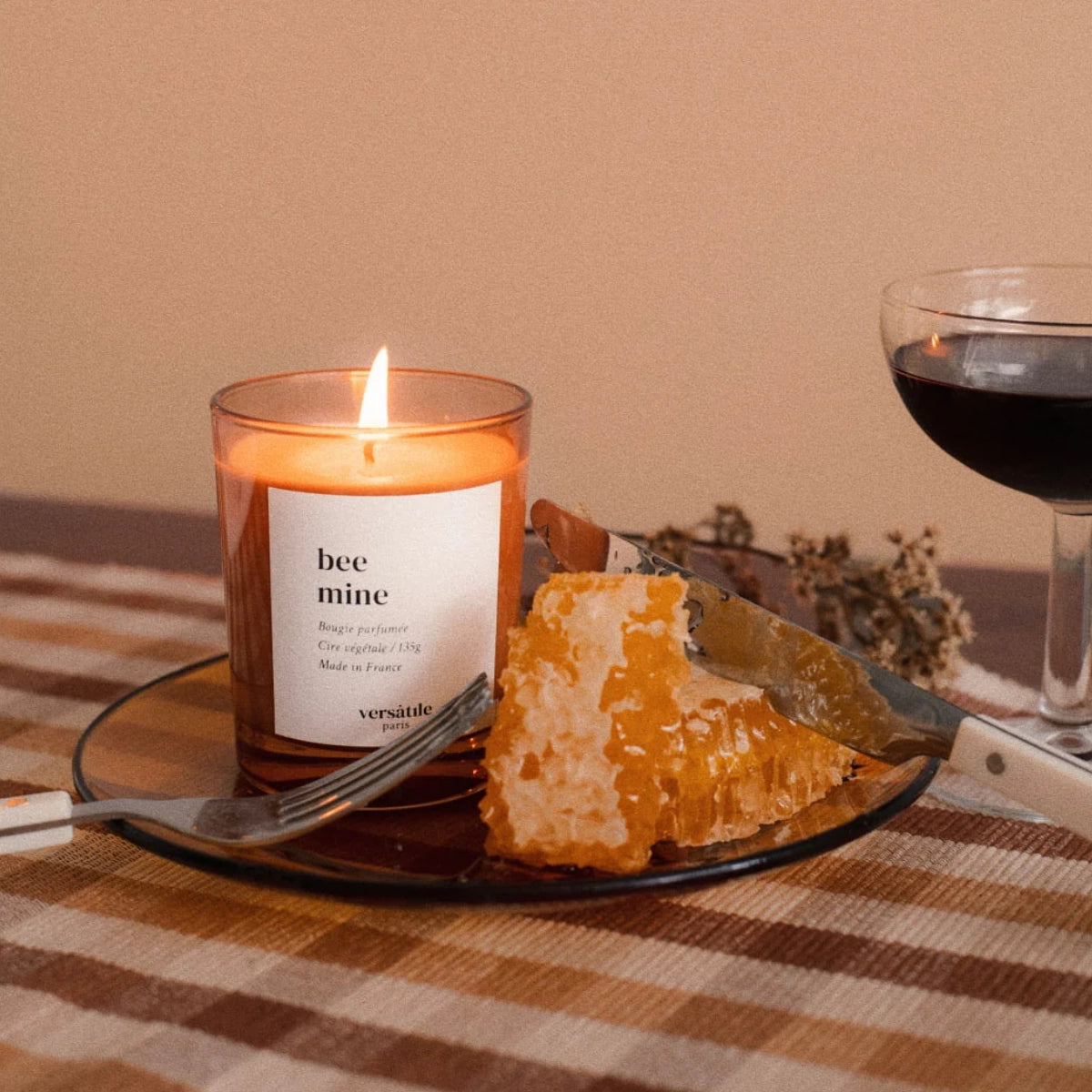 Versatile - Bee Mine - Duftkerze im bernsteinfarbenen Glas mit honigsüßem Aroma und einem Hauch von Orange und Joghurt