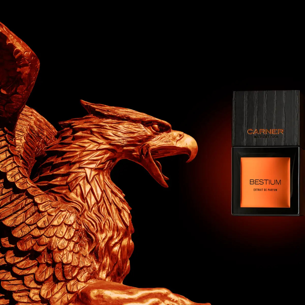 Carner Barcelona - Bestial Collection - Bestium Parfumflakon in kräftigem Orange neben detailreicher Adlerfigur aus Bronze