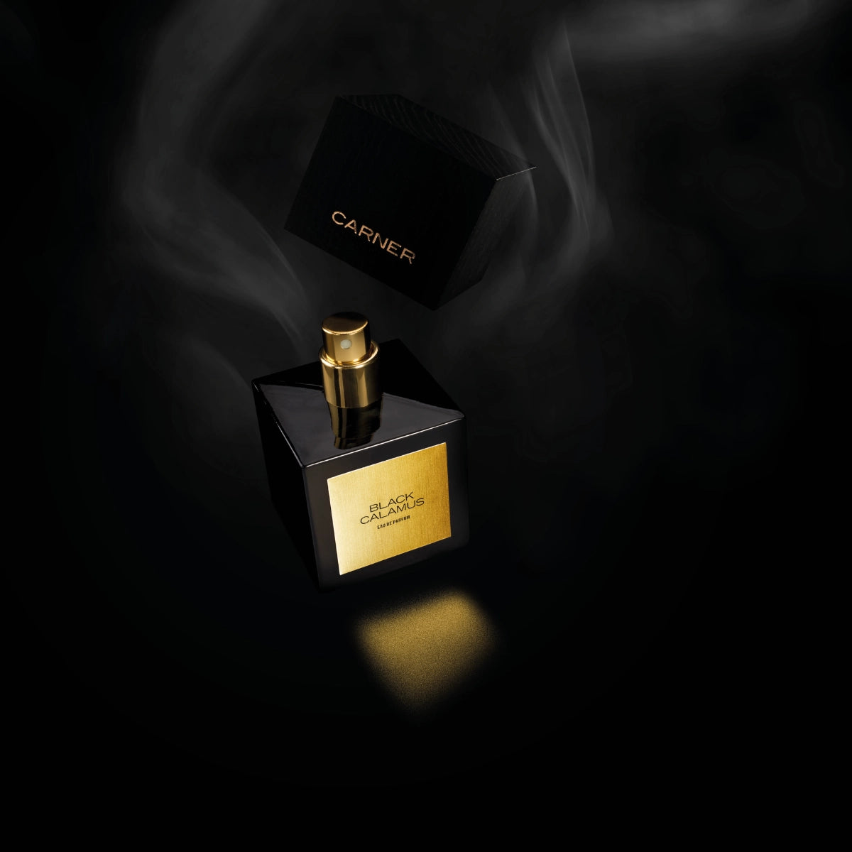 Carner Barcelona - Black Collection - Black Calamus Parfumflakon mit offenem Deckel und goldfarbenem Label im dunklen Ambiente