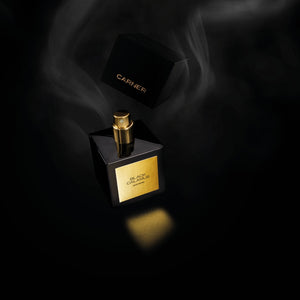 Carner Barcelona - Black Collection - Black Calamus Parfumflakon mit offenem Deckel und goldfarbenem Label im dunklen Ambiente