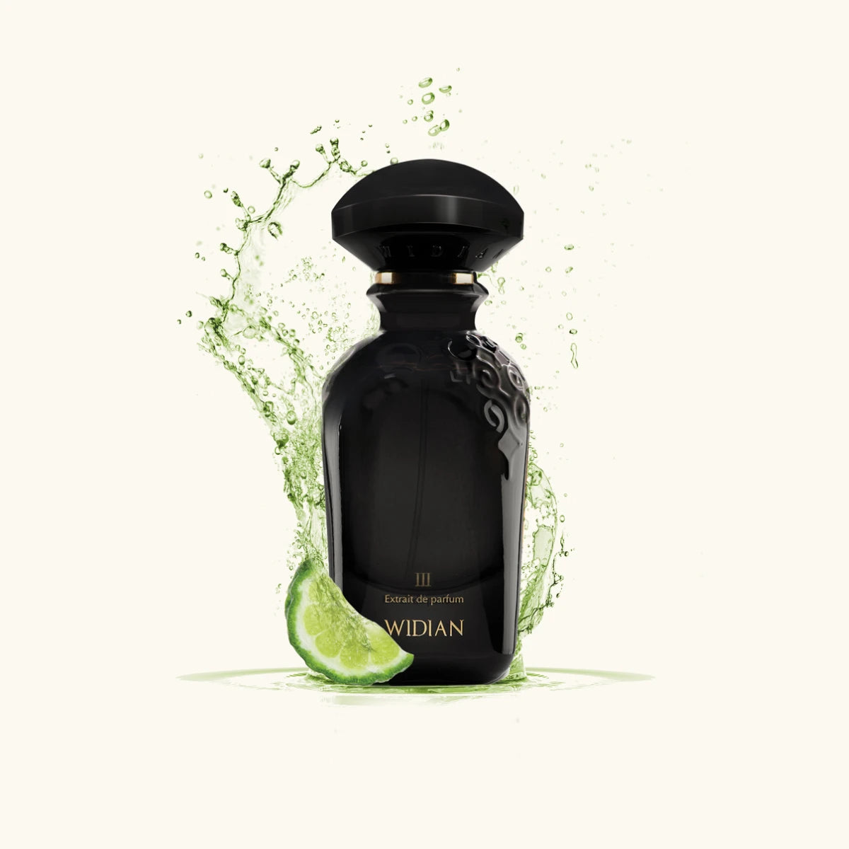 Widian - Black Collection - Black III Parfümflakon in tiefschwarzem Glas mit grün-frischer Limettenspritzung vor hellem Hintergrund