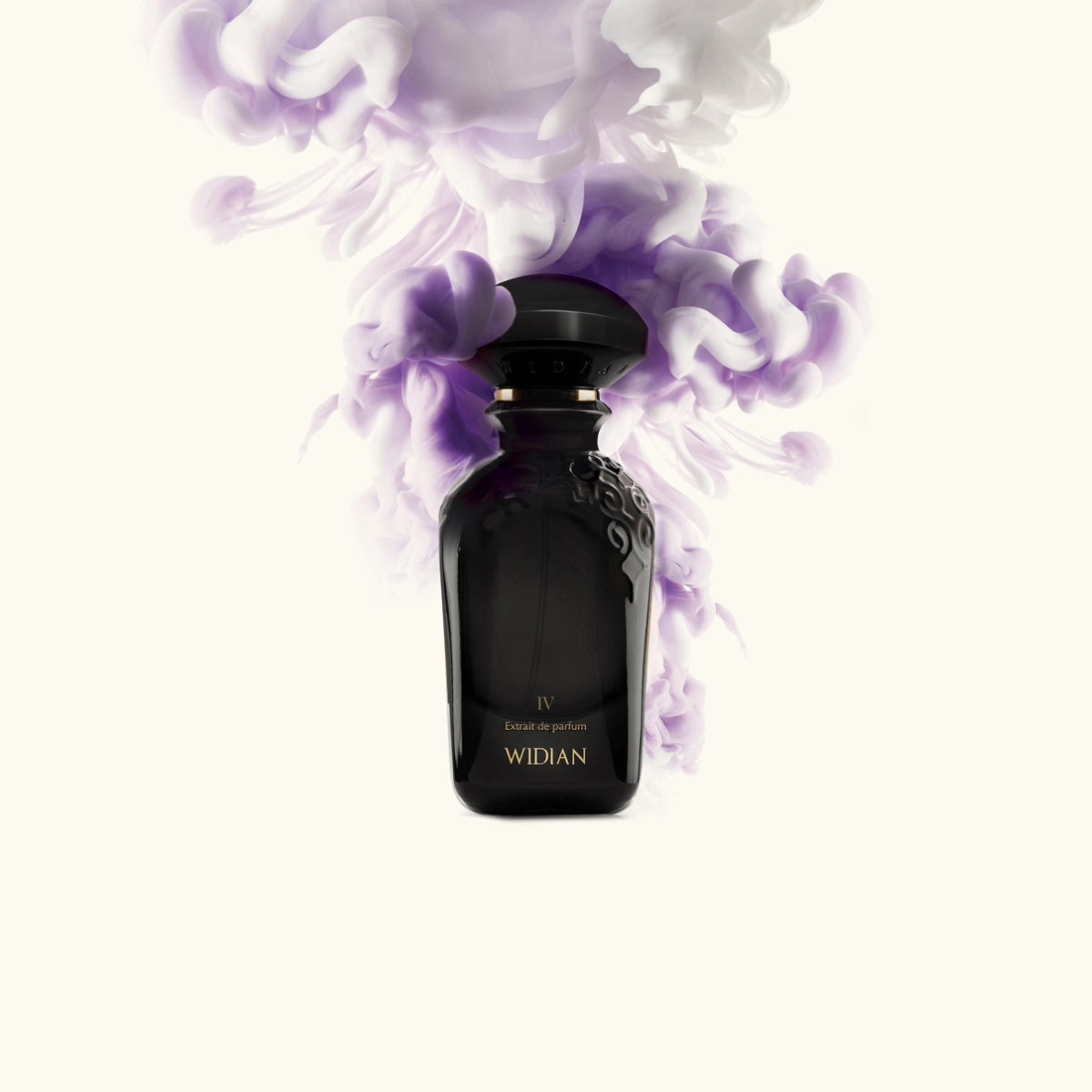 Widian - Black Collection - Black IV Parfümflakon in tiefschwarzem Glas mit filigranem Relief und violettem Duftnebel auf hellem Hintergrund