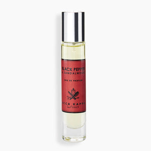 Acca Kappa - Black Pepper & Sandalwood Parfümroller mit rotem Etikett und silbernem Verschluss vor hellem Hintergrund