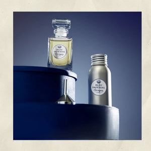 Cherigan - Bleu Imperial - Limited Edition zeigt Flakon und Aluminiumflasche mit elegantem weißem Etikett vor blauem Hintergrund