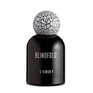 L'Objet - Blindfold Eau de Parfum in elegantem schwarzen Flakon mit dekorativem, marmoriertem Verschluss