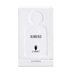 L'Objet - Blindfold Verpackung aus weißem Karton mit erhabener Flakon-Silhouette und minimalistischer Schriftgestaltung