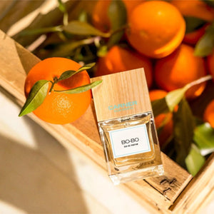Carner Barcelona - Mediterranean Collection - Bo-Bo Flakon mit hellem Holzdeckel in Holzkiste mit frischen Orangen