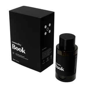 Commodity - Book Parfumflakon in schwarzem Design mit passender schwarzer Verpackung auf weißem Hintergrund präsentiert